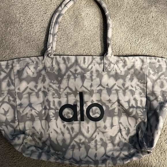 ALO Yoga Gray Patterned Tote Bag ❤️ FIRST HAND NEVER USE - Picture 1 of 1